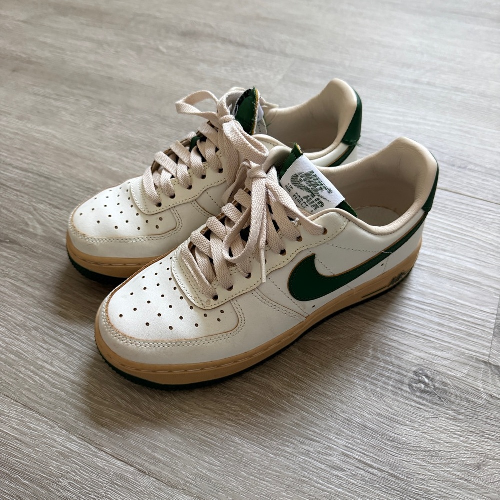 Nike Low-Top Sneakers - Cream with Dark Green Swoosh sz 5